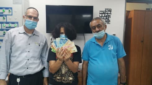 אשר עובד הנקיון בתחנה, אור הנער, ואברהם מדר עם האבידה שהושבה