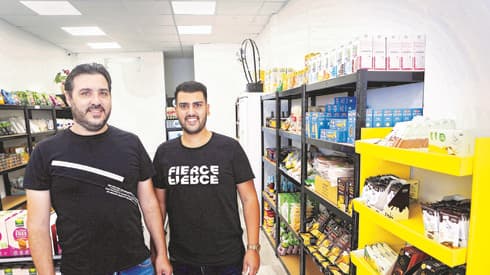 יגל סמינה ושימי זפרני. "ביוני החלטנו, ביולי פ