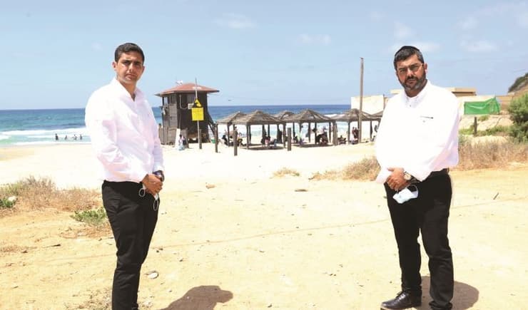 עורכי הדין יוסף־חי אביעזיז ושלומי לוי בחוף המיועד לדתיים