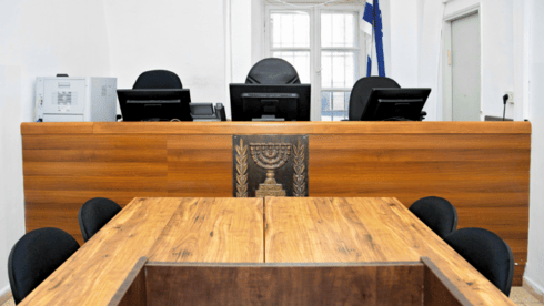 הצעיר זרק נעל על השופטת 