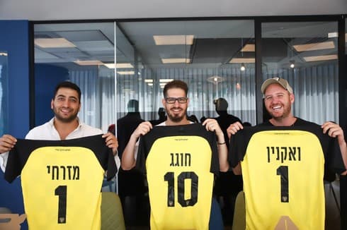 חוגג במעמד החתימה