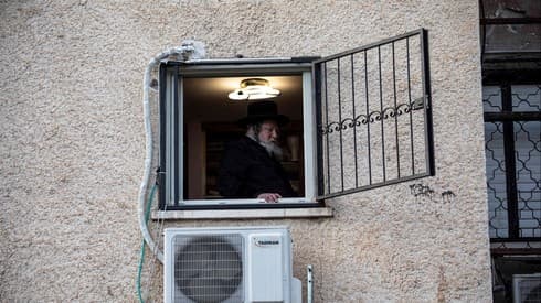 חסידיו של הרב לייפר מאשדוד (האדמו"ר מפיטסבורג) כינסו מניין מתחת לחלונו מחשש לקורונה. לאחרונה נדבק בנגיף ומאושפז במצב קשה 