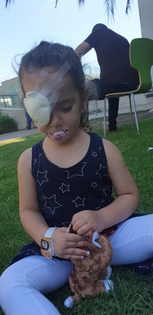 כרמי. "הג'ל התפוצץ לתוך עיניה והיא צרחה מכאבים"