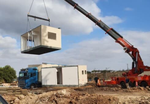 הקראווילות חוזרות למבוא מודיעים 