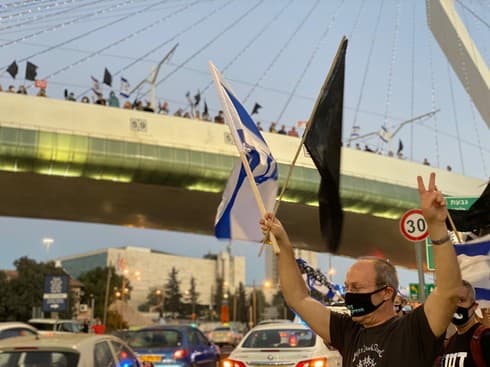 מחאת הדגלים השחורים בגשר המיתרים