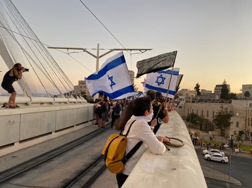 מחאת הדגלים השחורים בגשר המיתרים