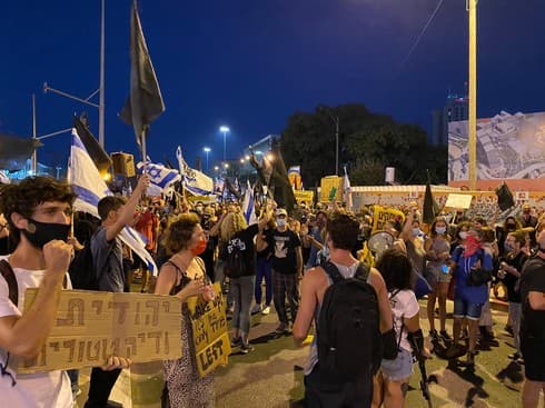 כ-250 איש מפגינים בגשר המיתרים