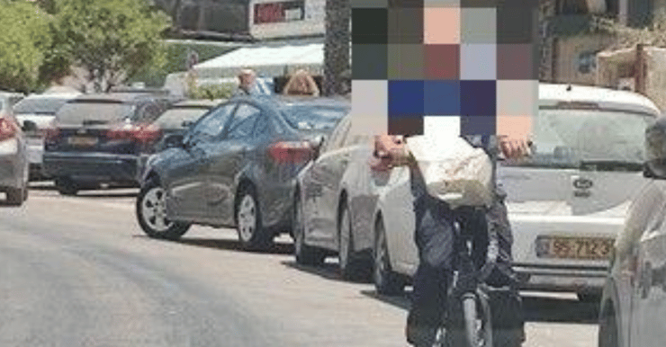 נוסעים בניגוד לתנועה וללא קסדה בהוד השרון