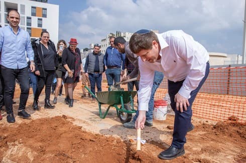 הנחת אבן הפינה לאולם הספורט לפני כחצי שנה