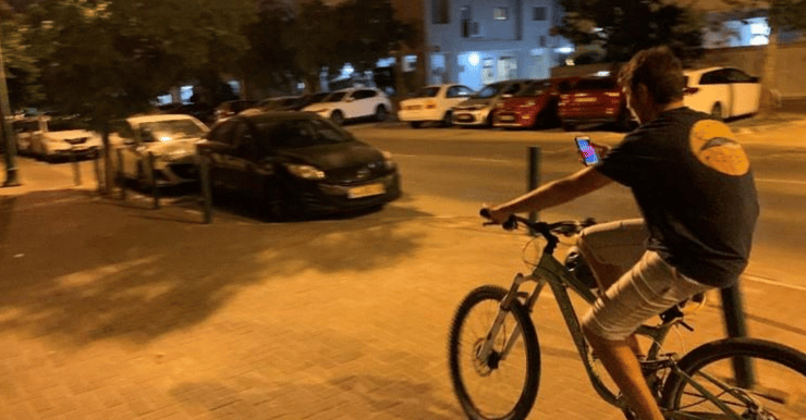 נוסעים על המדרכה וללא קסדה ברעננה
