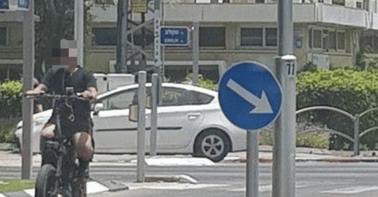 ללא קסדה ועם אוזניות בהרצליה