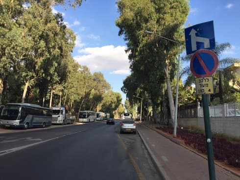 משאיות ואוטובוסים חונים לאורך רחוב הרב עובדיה יוסף 