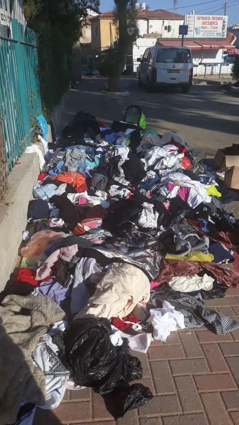 ערימת הבגדים שנזרקה ערימת הבגדים שנזרקה