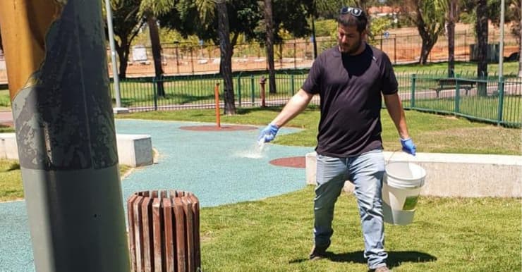 מדבירים מטעם העירייה בפארקים