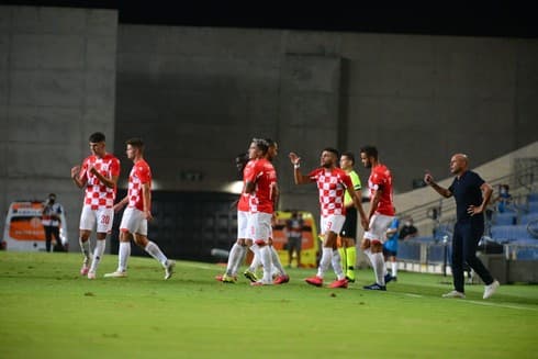 שחקני הפועל באר שבע חוגגים. יתרון מוקדם