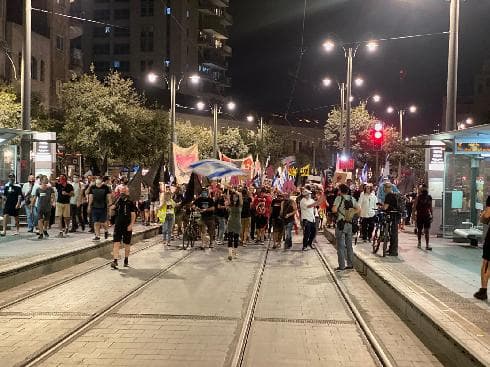 המפגינים יצאו בתהלוכה מהכניסה לעיר לרחוב בלפור