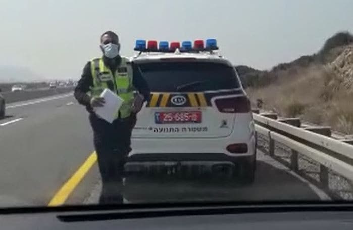השוטר יצא מהרכב לרשום דוח