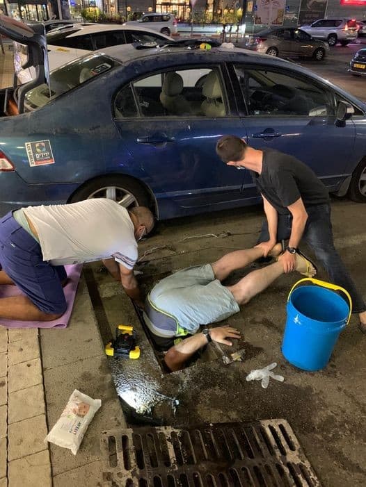 גדעון הובר וכונני ידידים מחלצים את צרור המפתחות גדעון הובר וכונני ידידים מחלצים את צרור המפתחות