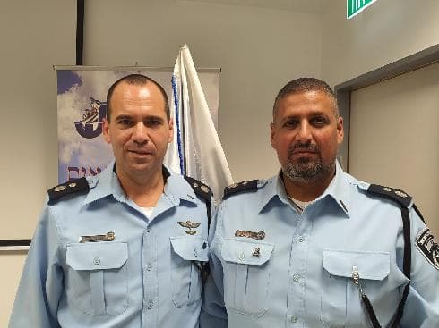 מפקד התחנה היוצא סנ"צ אלעד קליין (משמאל) ומפקד התחנה הנכנס סנ"צ רונן נגר