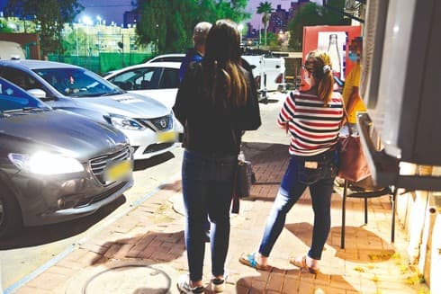 המתלוננות לפני העימות במשטרה
