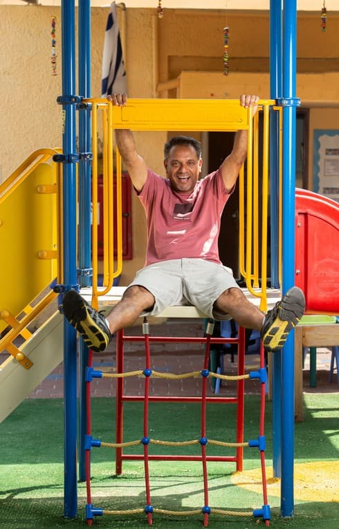 אחרי שנת שבתון ורגע לפני הדוקטורט, גיא אסיף חזר לעבודה כגבר היחיד בצוות של 371 גננות עירוניות באשדוד (צילום: אבי רוקח) אחרי שנת שבתון ורגע לפני הדוקטורט, גיא אסיף חזר לעבודה כגבר היחיד בצוות של 371 גננות עירוניות באשדוד