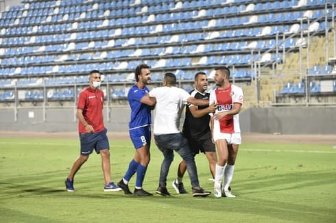 נסיונות ההרגעה (צילום: שרון צור) גיא דיין