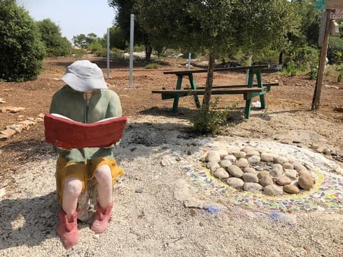 האנדרטה לזכרה של אורי אנסבכר ז"ל האנדרטה לזכרה של אורי אנסבכר ז"ל