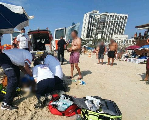כוחות ההצלה מטפלים בערן (צילום: תיעוד מבצעי מד"א) כוחות ההצלה מטפלים בערן