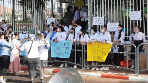 ההפגנה ליד בית ספר שובו