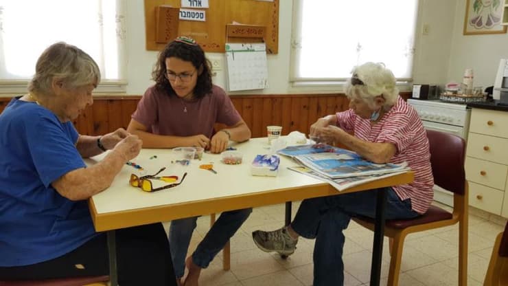 אבישי עם אנשי הקיבוץ