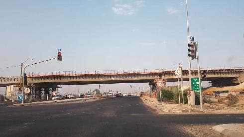 הקורות שהונפו בצומת שוקת. המחלף יאפשר תנועה נוחה