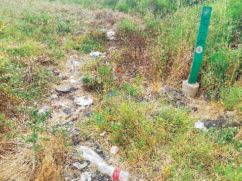 ערימות הזבל נותרו בשטח