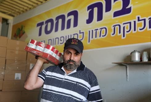 בארגוני הסיוע בראשון לציון נערכים לראש השנה. קובי אביטן, מנהל "בית החסד", לא זוכר עומס פניות שכזה