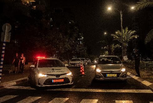 הסגר הלילי יצא לדרך בשכונת ברנע באשקלון. מחסומי משטרה הוצבו משבע בערב עד חמש לפנות בוקר למחרת