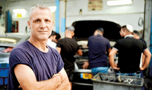 פייזק והחניכים במוסך. "בישראל אין דור המשך לענף הזה, וזה אסון גדול"