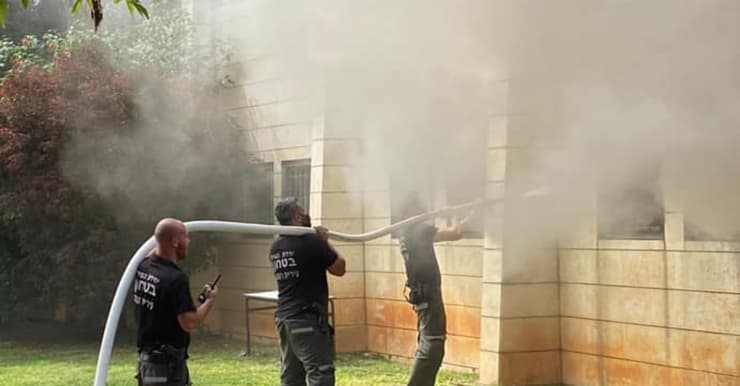 כוחות הכיבוי בתיכון אביב