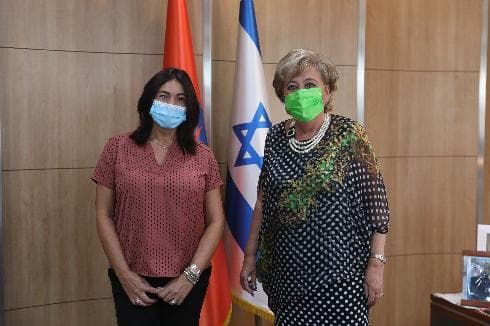 ראשת העירייה והשרה. בשורה חשובה לנהגים