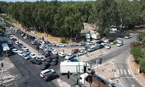 עומסי תנועה באזור סירקין והדר גנים בדרך לבדיקות קורונה בדרייב אין (צילום: מתוך הרשתות החברתיות) עומסי תנועה באזור סירקין והדר גנים בדרך לבדיקות קורונה בדרייב אין