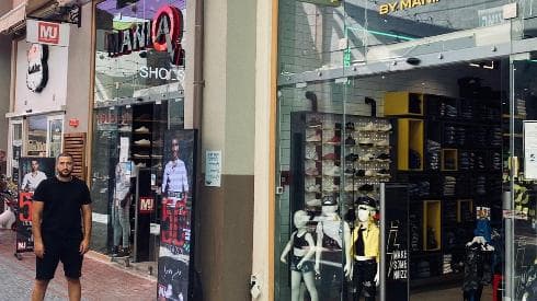אבנר מלקן וסניף "מאניה ג'ינס" אבנר מלקן וסניף "מאניה ג'ינס"