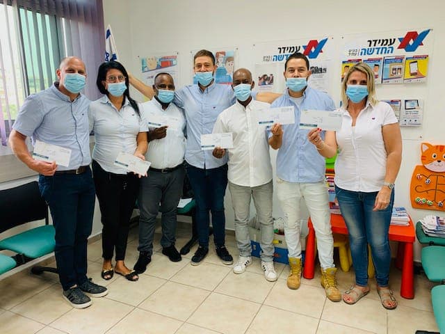 עובדי עמידר בעת החלוקה