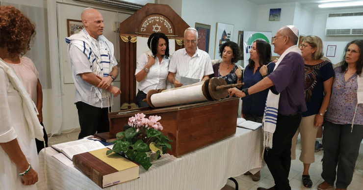 חברי קהילת בבת עין