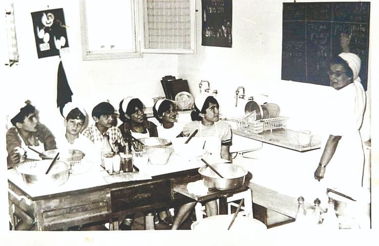 יהודית יזרעאלי ז"ל (משמאל) בימיה כמורה ב'אוהל מאיר' 