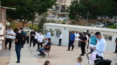 מתפללים מחוץ לבית הכנסת בבאר שבע