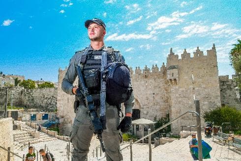 בשנה האחרונה התמודד לוחם סיירת משמר הגבול, איליה איוונוב, עם ההפגנות בבלפור, מעצר מבוקשים ודריסה במאה שערים (צילום: רפי קוץ) בשנה האחרונה התמודד לוחם סיירת משמר הגבול, איליה איוונוב, עם ההפגנות בבלפור, מעצר מבוקשים ודריסה במאה שערים