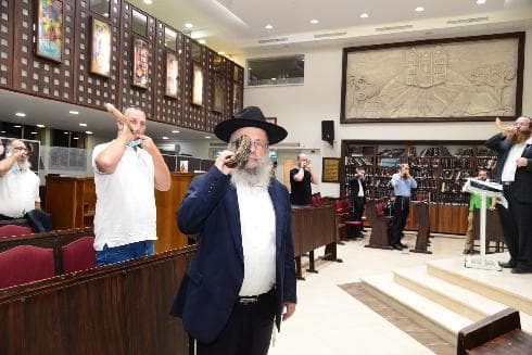 לומדים לתקוע בשופר. הרב והתלמידים