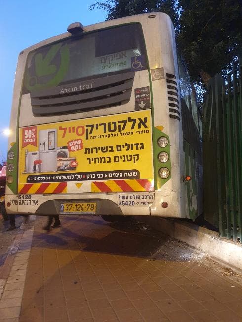 האוטובוס לאחר הפגיעה בגדר