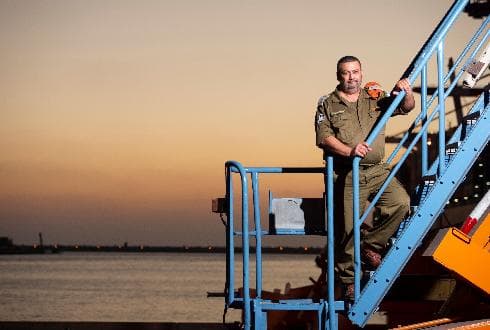 אל"מ מרקו אזואלוס עזב את המנוף שהוא מתפעל בנמל אשדוד ומאז הוא במילואים, נאבק בקורונה כמפקד מחוז לכיש בפיקוד העורף (צילום: אבי רוקח) אל"מ מרקו אזואלוס עזב את המנוף שהוא מתפעל בנמל אשדוד ומאז הוא במילואים, נאבק בקורונה כמפקד מחוז לכיש בפיקוד העורף