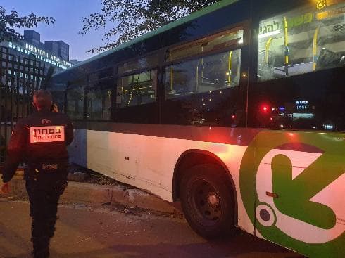 התנגש בגדר ונבלם