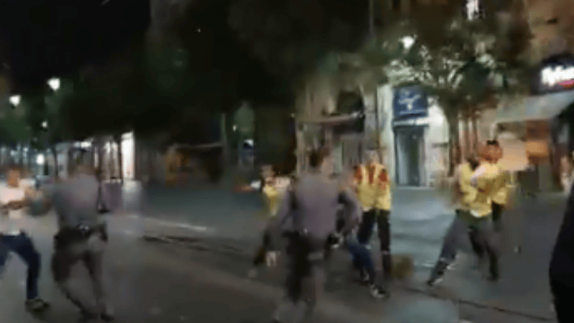 תיעוד הקטטה במרכז העיר (צילום מסך מתוך הסרטון) תיעוד הקטטה במרכז העיר
