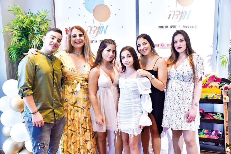 שירלי, עמית וילדי משפחת צוק (צילום: ניסים וקנין) שירלי, עמית וילדי משפחת צוק
